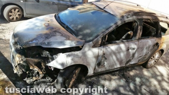 Scooter e auto in fiamme