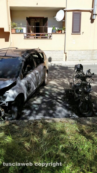 Scooter e auto in fiamme