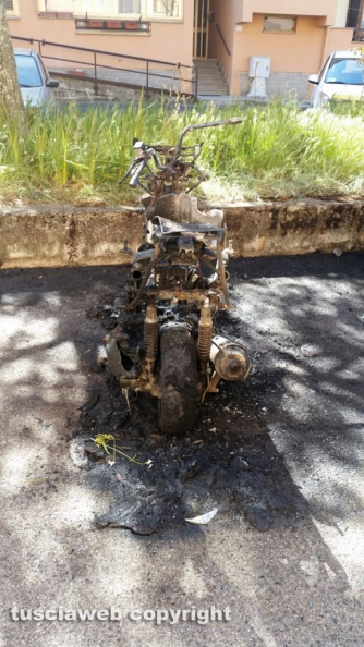 Scooter e auto in fiamme