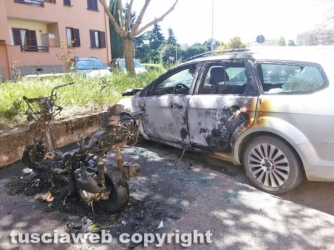 Scooter e auto in fiamme