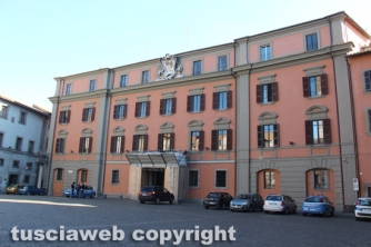 Scooter e auto in fiamme