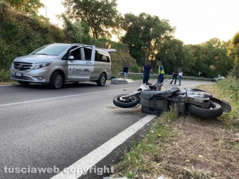 Vetralla - Scooter sbanda su strada Carcarelle