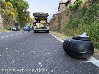 Vetralla - Scooter sbanda su strada Carcarelle