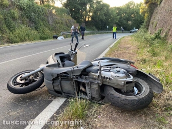 Vetralla - Scooter sbanda su strada Carcarelle - La polstrada