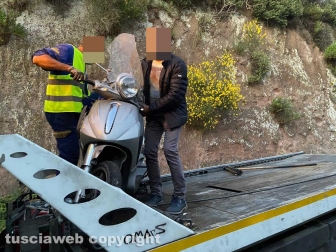 Vetralla - Scooter sbanda su strada Carcarelle