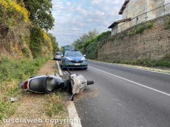 Vetralla - Scooter sbanda su strada Carcarelle - La polstrada