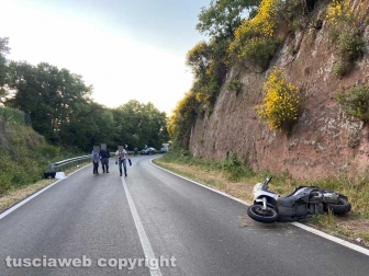 Vetralla - Scooter sbanda su strada Carcarelle - La polstrada