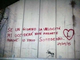 Scritte e fiori per ricordare Leonardo