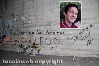 Scritte e fiori per ricordare Leonardo