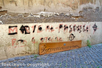 Scritte politiche sui muri