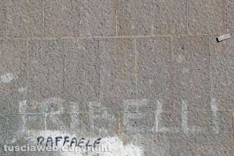 Scritte politiche sui muri
