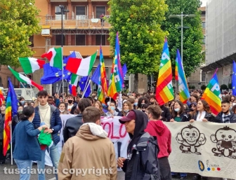 Viterbo - Scuola, corteo degli studenti contro orari scaglionati e trasporti