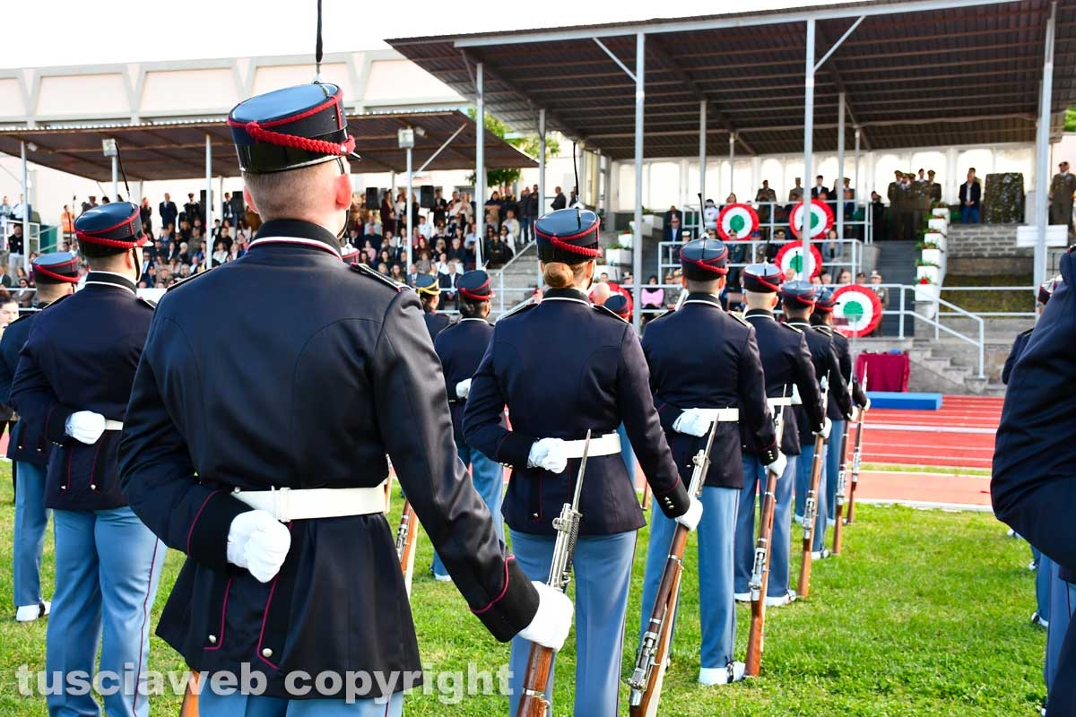 Viterbo - La cerimonia di consegna dei gradi agli allievi marescialli della scuola sottufficiali dell'esercito
