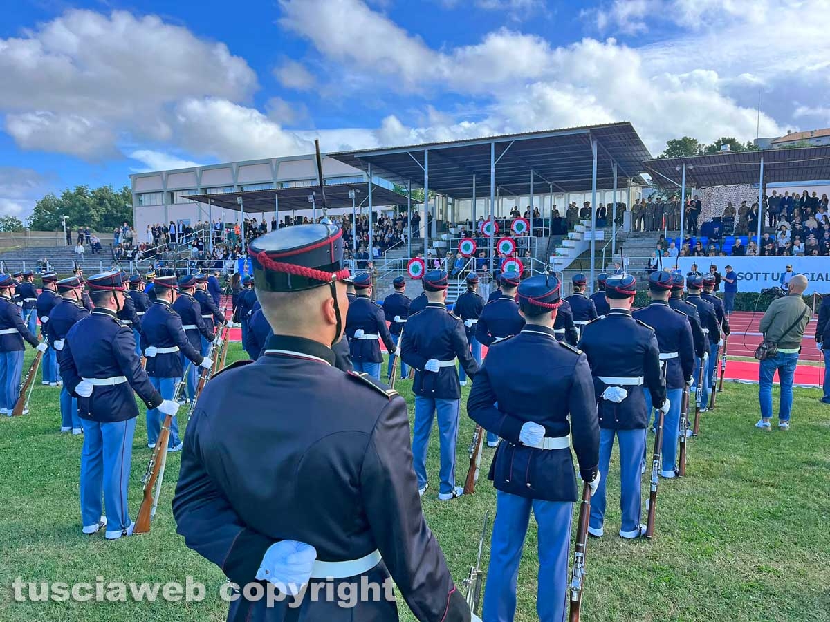 Viterbo - La cerimonia di consegna dei gradi agli allievi marescialli della scuola sottufficiali dell'esercito