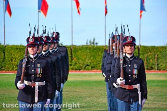 Viterbo - La cerimonia di consegna dei gradi agli allievi marescialli della scuola sottufficiali dell'esercito