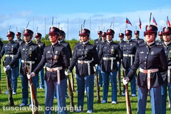 Viterbo - La cerimonia di consegna dei gradi agli allievi marescialli della scuola sottufficiali dell'esercito
