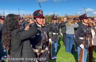 Viterbo - La cerimonia di consegna dei gradi agli allievi marescialli della scuola sottufficiali dell'esercito
