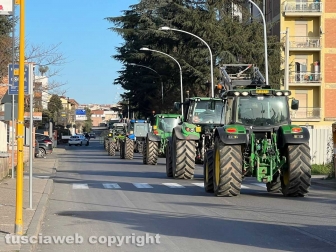Viterbo - Secondo giorno di proteste - Trattori bloccano via Garbini e Cassia nord