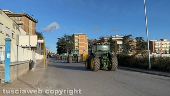 Viterbo - Secondo giorno di proteste - Trattori bloccano via Garbini e Cassia nord