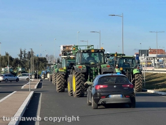 Viterbo - Secondo giorno di proteste - Trattori bloccano via Garbini e Cassia nord
