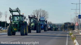 Viterbo - Secondo giorno di proteste - Trattori bloccano via Garbini e Cassia nord