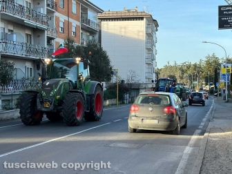 Viterbo - Secondo giorno di proteste - Trattori bloccano via Garbini e Cassia nord