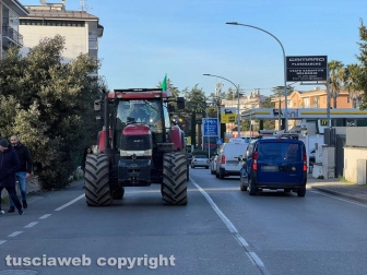 Viterbo - Secondo giorno di proteste - Trattori bloccano via Garbini e Cassia nord