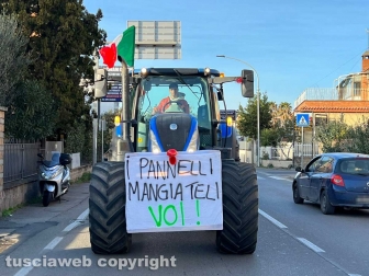 Viterbo - Secondo giorno di proteste - Trattori bloccano via Garbini e Cassia nord