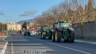 Viterbo - Secondo giorno di proteste - Trattori bloccano via Garbini e Cassia nord