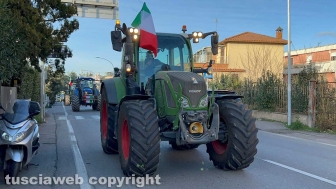Viterbo - Secondo giorno di proteste - Trattori bloccano via Garbini e Cassia nord