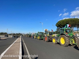Viterbo - Secondo giorno di proteste - Trattori bloccano via Garbini e Cassia nord