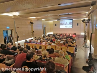 Pirati della Bellezza - L'apertura con Serena Dandini - La sala della Fondazione Carivit