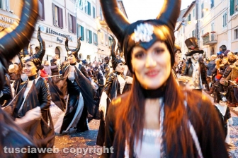 Sfila il carnevale per le strade