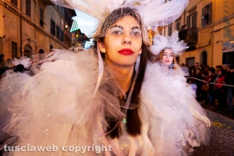 Sfila il carnevale per le strade