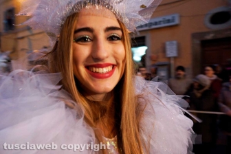 Sfila il carnevale per le strade