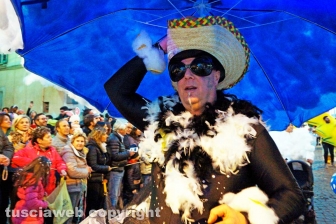 Sfila il carnevale per le strade