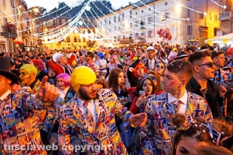Sfila il carnevale per le strade