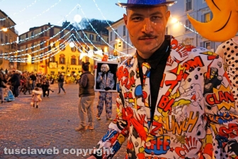Sfila il carnevale per le strade