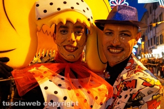 Sfila il carnevale per le strade