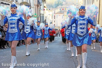 Sfila il carnevale per le strade