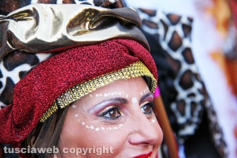Sfila il carnevale per le strade