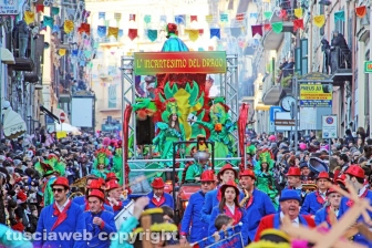 Sfila il carnevale per le strade