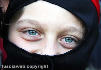 Sfila il carnevale per le strade