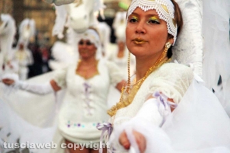Sfila il carnevale per le strade