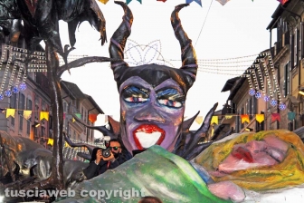 Sfila il carnevale per le strade