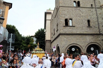 Sfila il cuore di Santa Rosa