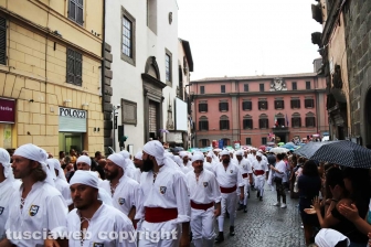 Sfila il cuore di Santa Rosa