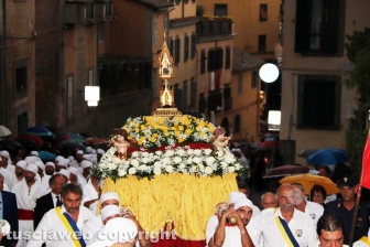 Sfila il cuore di Santa Rosa