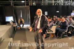 MIchele Bonatesta risale sul palco, dopo avere minacciato d\'andarsene