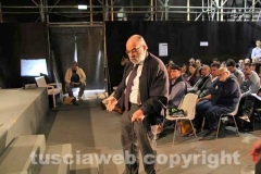 MIchele Bonatesta risale sul palco, dopo avere minacciato d\'andarsene